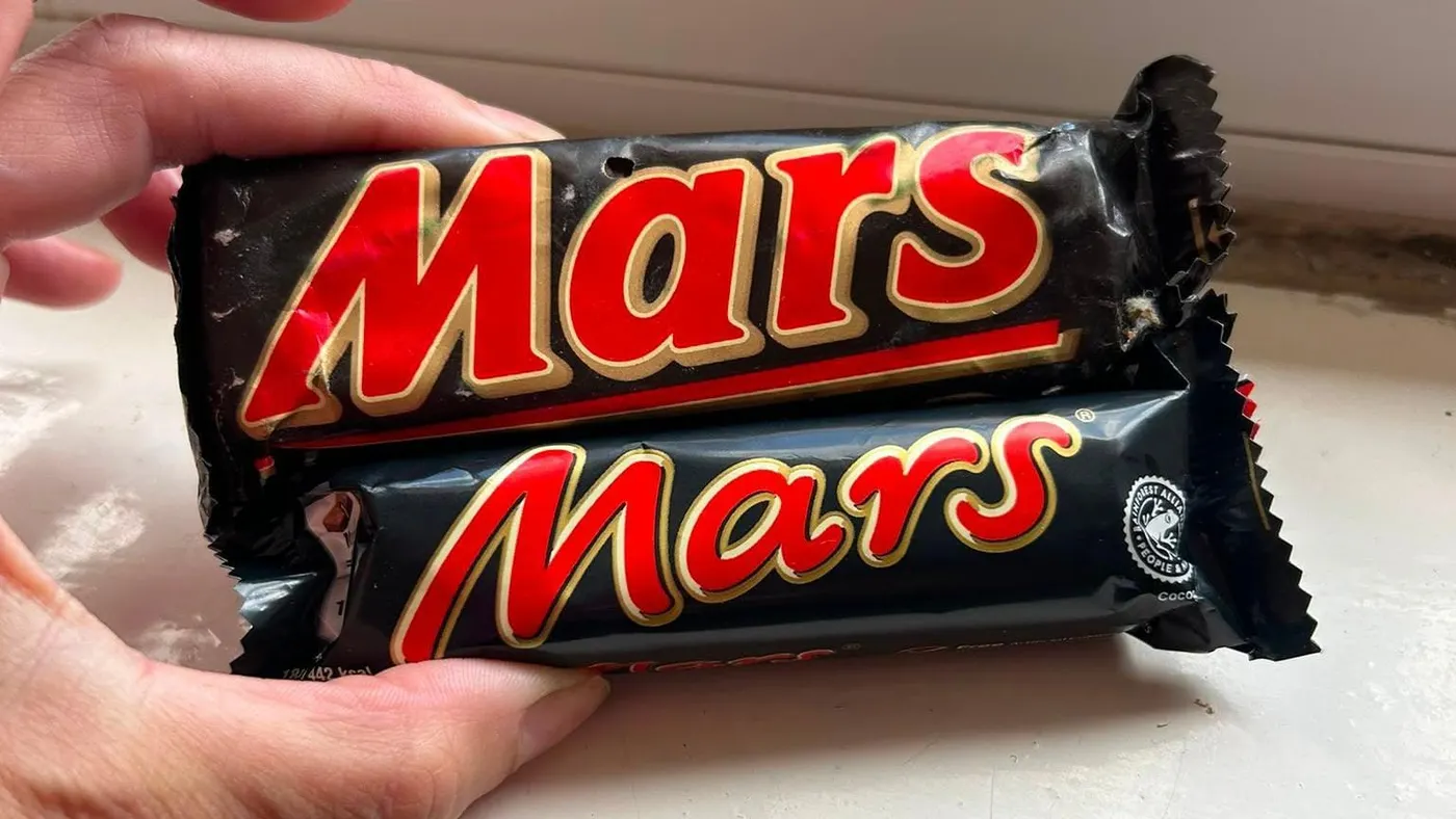 Image shows two mars bars 35 years apart with different sizes.