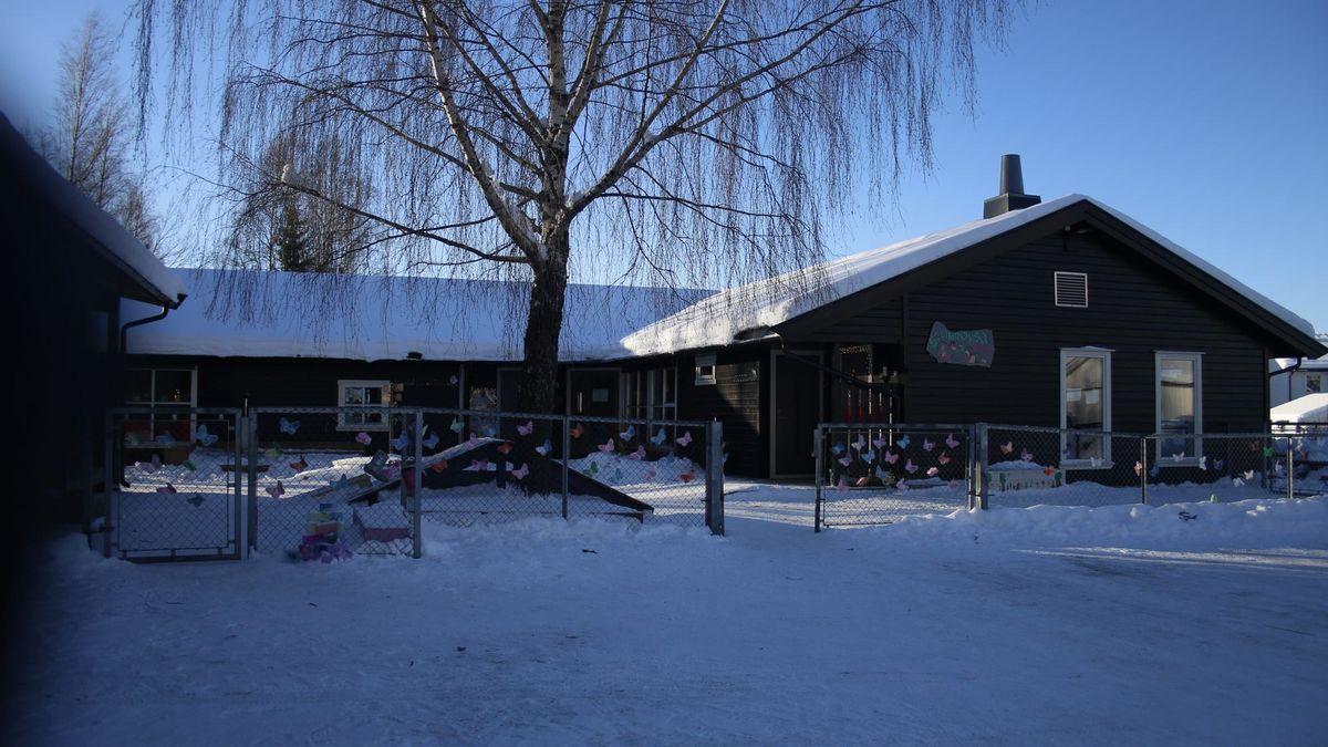 Steinrøysa barnehage i februar, med lekeplass i snøen.