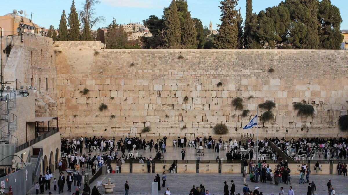 Mennesker i bønn ved Vestmuren i Jerusalem.