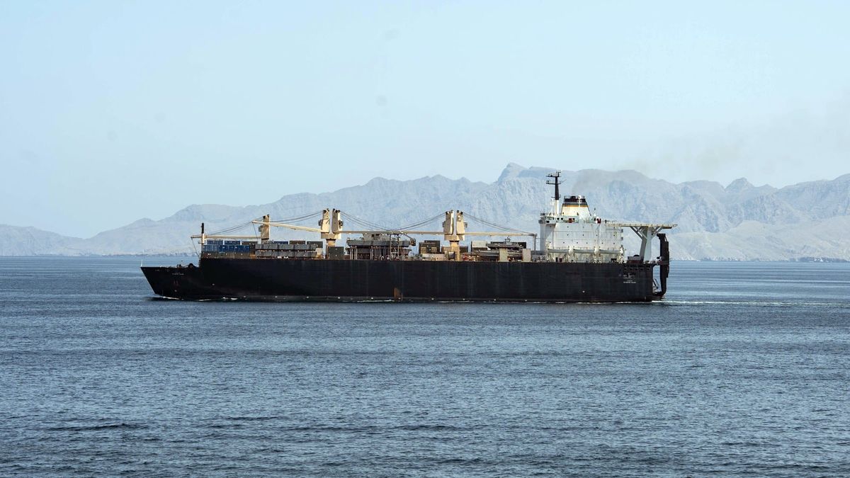 Lasteskipet USNS PFC Dewayne T. Williams seiler gjennom Hormuzstredet, med kysten i bakgrunnen.