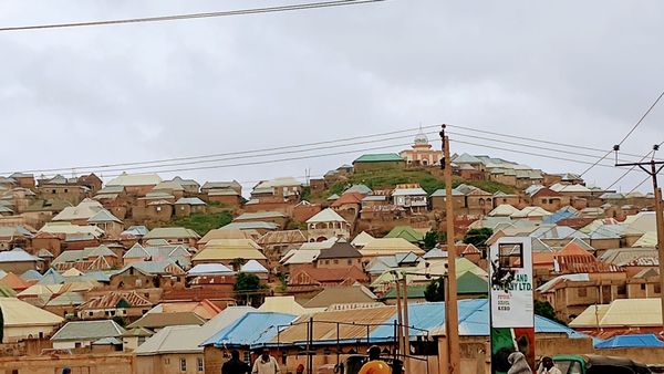 Jos, hovedstaden i Plateau-staten i Nigeria, med hus på klippene.