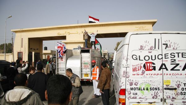 Rafah-overgangen mellom Egypt og Gaza, med konvoi på vei inn.
