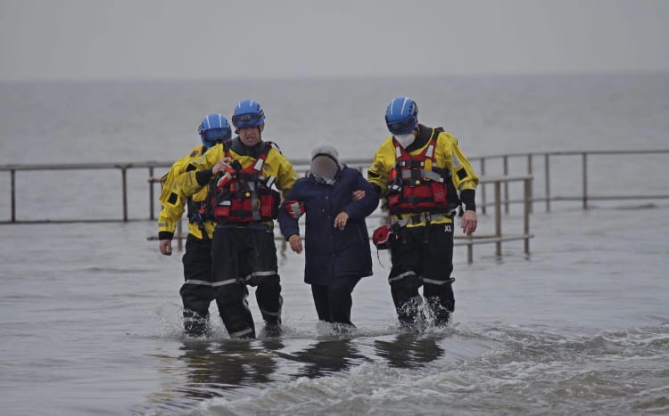 Marine Lake path walkers rescued by coastguard