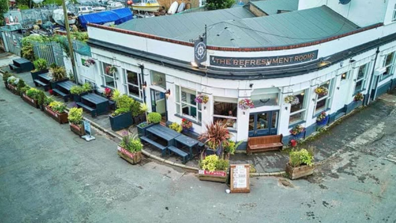 The Refreshment Rooms pub, Rockferry.
