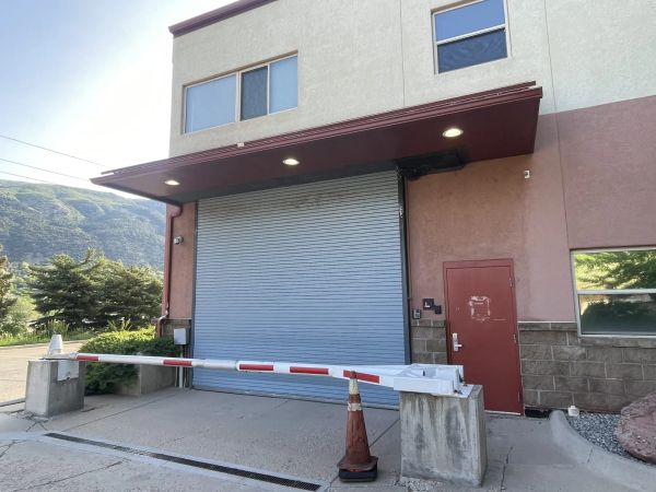 As data shows more people detained over 12 hours, Glenwood officials recommend upholding ICE facility’s permit