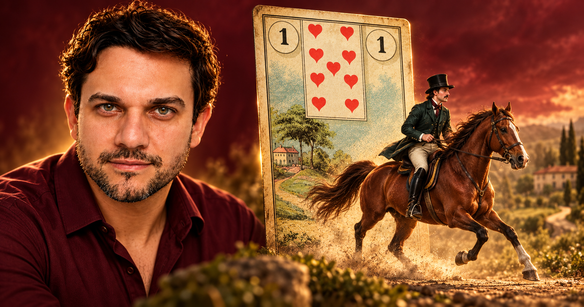 Profe’ Wayner Lyra ao lado da Carta 1 do Baralho Cigano, enquanto um cavaleiro de cartola avança a cavalo por uma estrada.