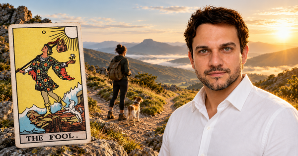 Profe’ Wayner Lyra diante de uma paisagem montanhosa, ao lado da carta O Louco e de uma viajante acompanhada por um cão numa bifurcação.