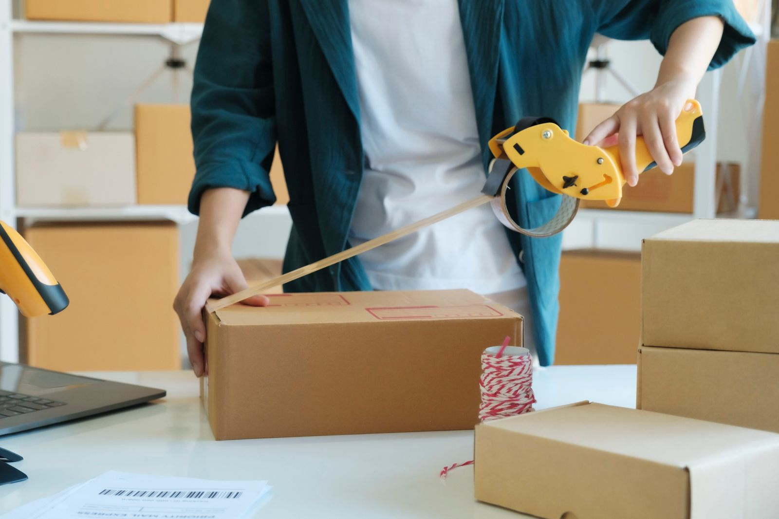 Joven preparando paquetes para pedidos en línea