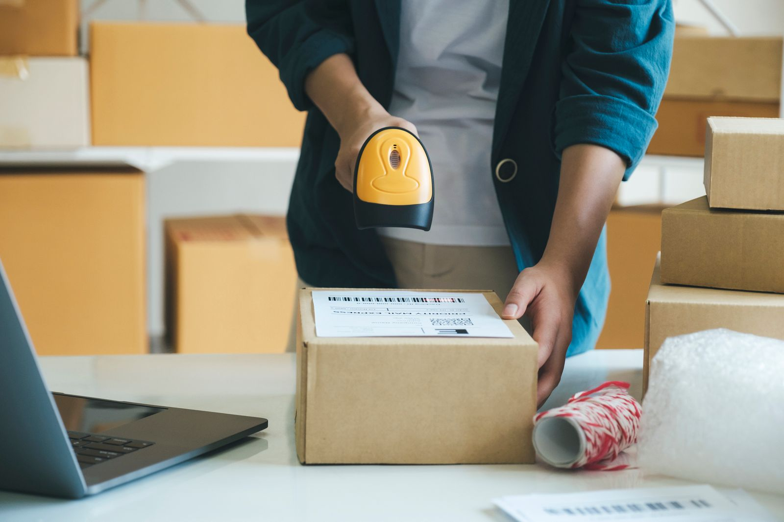 Emprendedor escaneando cajas de pedidos en línea