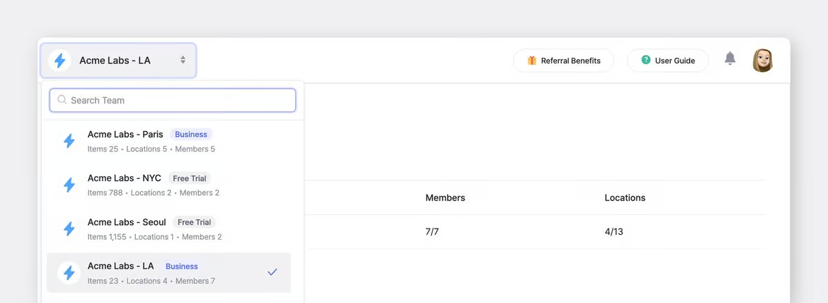Interfaz web de BoxHero mostrando el menú desplegable para cambiar de equipo, con varios espacios de trabajo que incluyen conteo de artículos, ubicaciones y datos de miembros