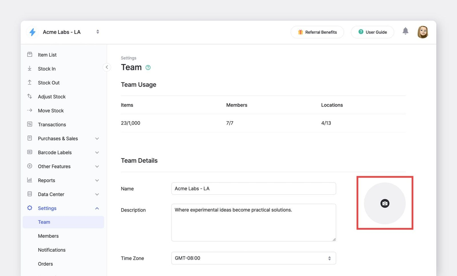 Interfaz web de BoxHero: página de Configuración > Equipo con límites de artículos, uso de miembros, ubicaciones y opción para subir una imagen de perfil del equipo