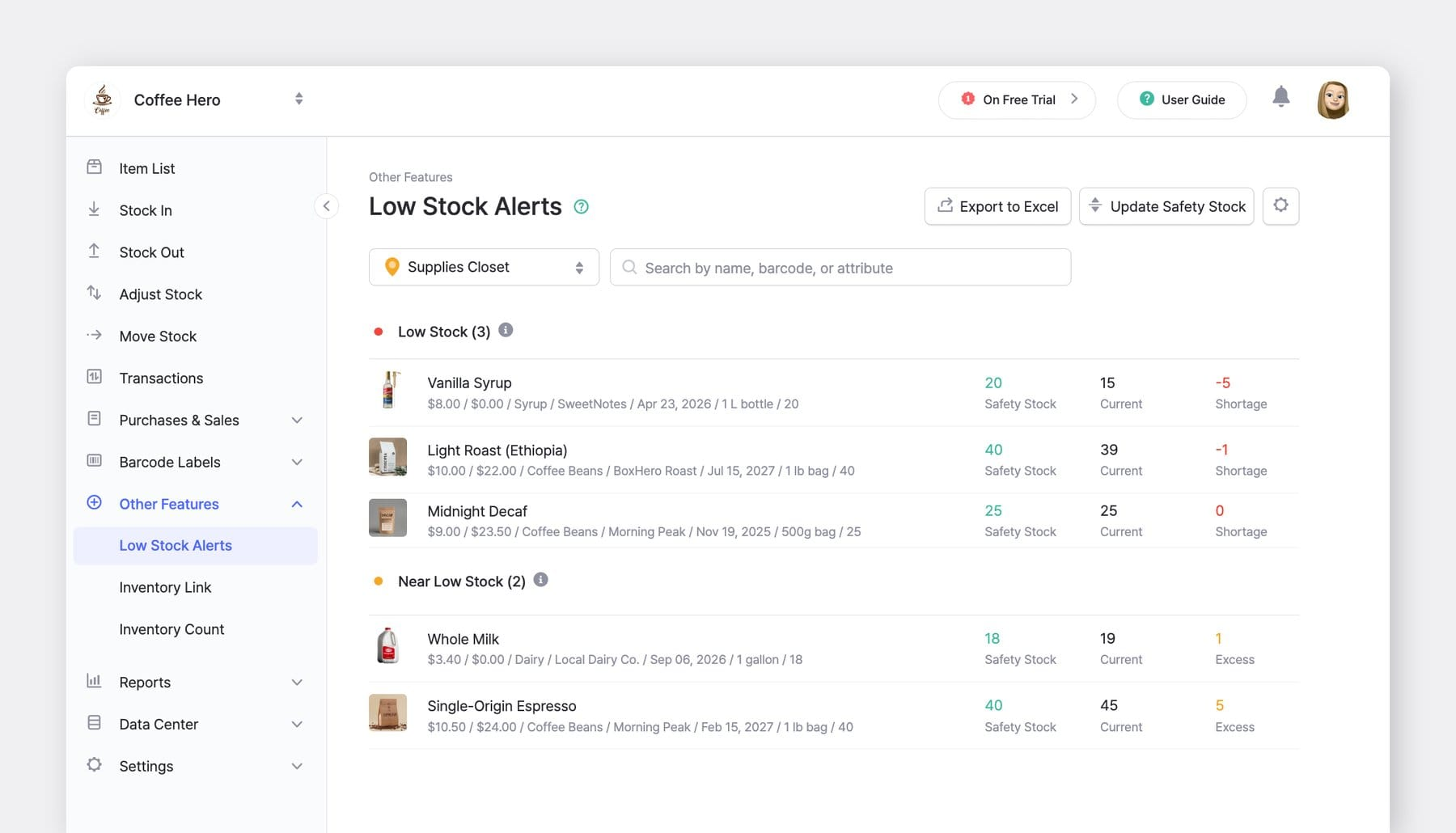 Pantalla de la interfaz web de BoxHero: Alertas de Stock Bajo para un equipo de café