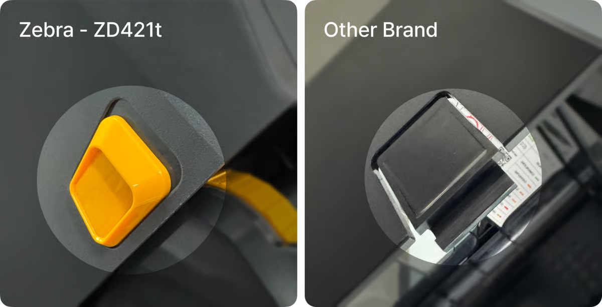 Comparación de cerca de los diseños de cartuchos de cinta: Zebra ZD421t con una ranura de cartucho en forma de diamante amarillo frente a otra marca con un mecanismo de cartucho más estrecho y comprimido
