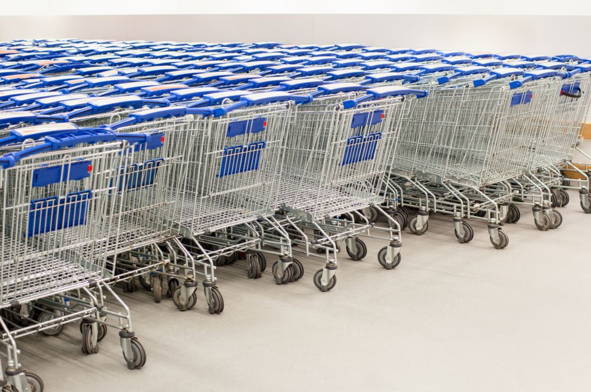 ¿Cómo gestionan el inventario Walmart y Costco?