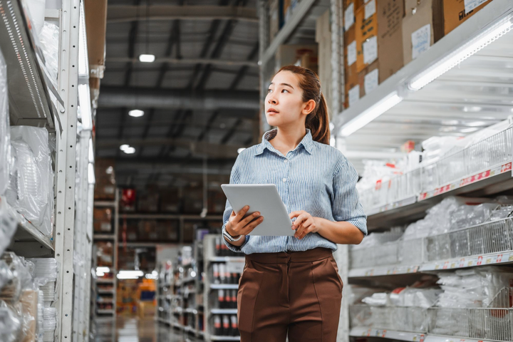 Empleada revisando el inventario en un almacén