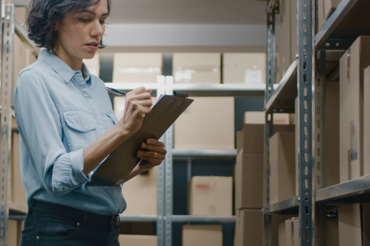 Empleada revisando el inventario en un almacén