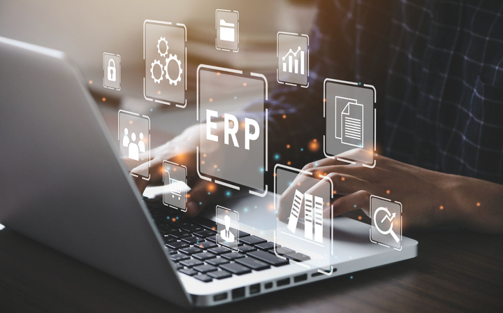 Propietario de un negocio utilizando un sistema ERP desde su portátil.
