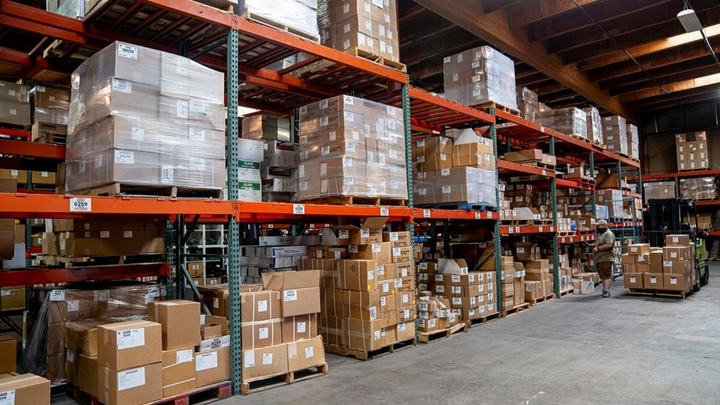  Almacén lleno de productos en inventario.