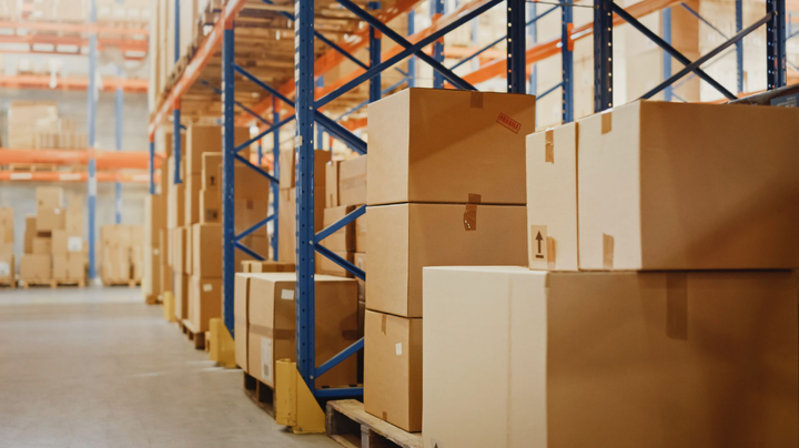 Cajas almacenadas en un almacén