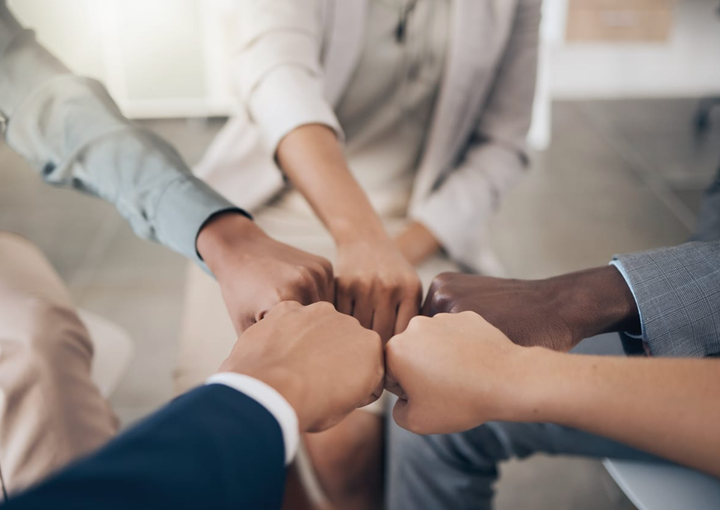 Cinco personas chocando los puños.