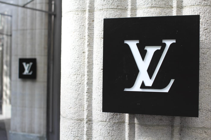 Panel del logo de Louis Vuitton sobre una fachada de piedra