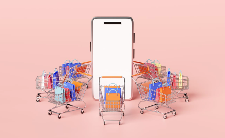 Teléfono inteligente rodeado de carritos llenos de bolsas de compras que representan la compra en línea de paquetes combinados