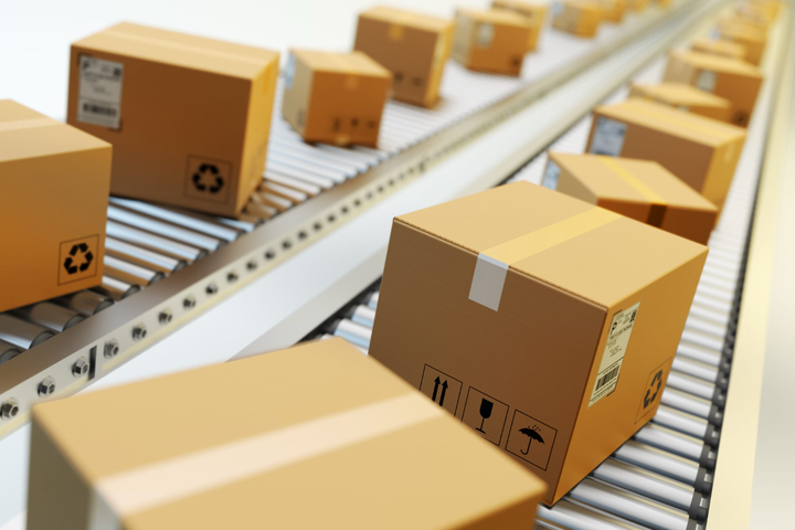 Cajas de cartón en una cinta transportadora en el almacén.