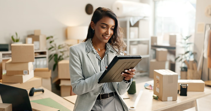 Pequeña empresa con una mujer utilizando una tablet para e-commerce, startup y gestión de inventario de una tienda online.