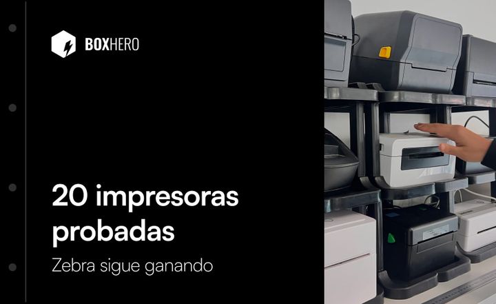 Una estantería llena de impresoras térmicas de etiquetas de diversas marcas utilizadas en las pruebas de BoxHero, con una mano alcanzando una de las máquinas