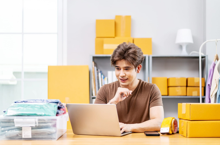 ¿Qué es un buen ratio inventario-ventas? Fórmula y benchmarks actuales