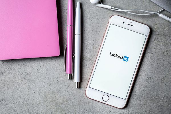 How to write a LinkedIn recommendation in 2026: Quick & Impressive Tips