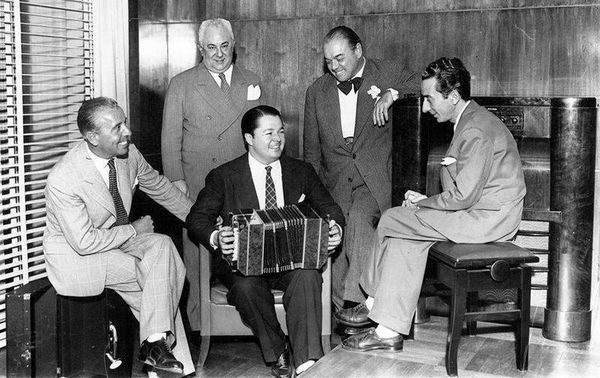 Osvaldo Fresedo, José Razzano, Aníbal Troilo, Francisco Canaro y Enrique Discépolo. Circa 1947