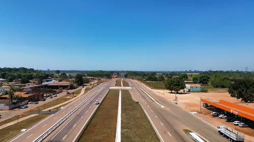 A section of Brazil’s BR-364 highway in Rondônia, surrounded by greenery, which is set to be upgraded. 