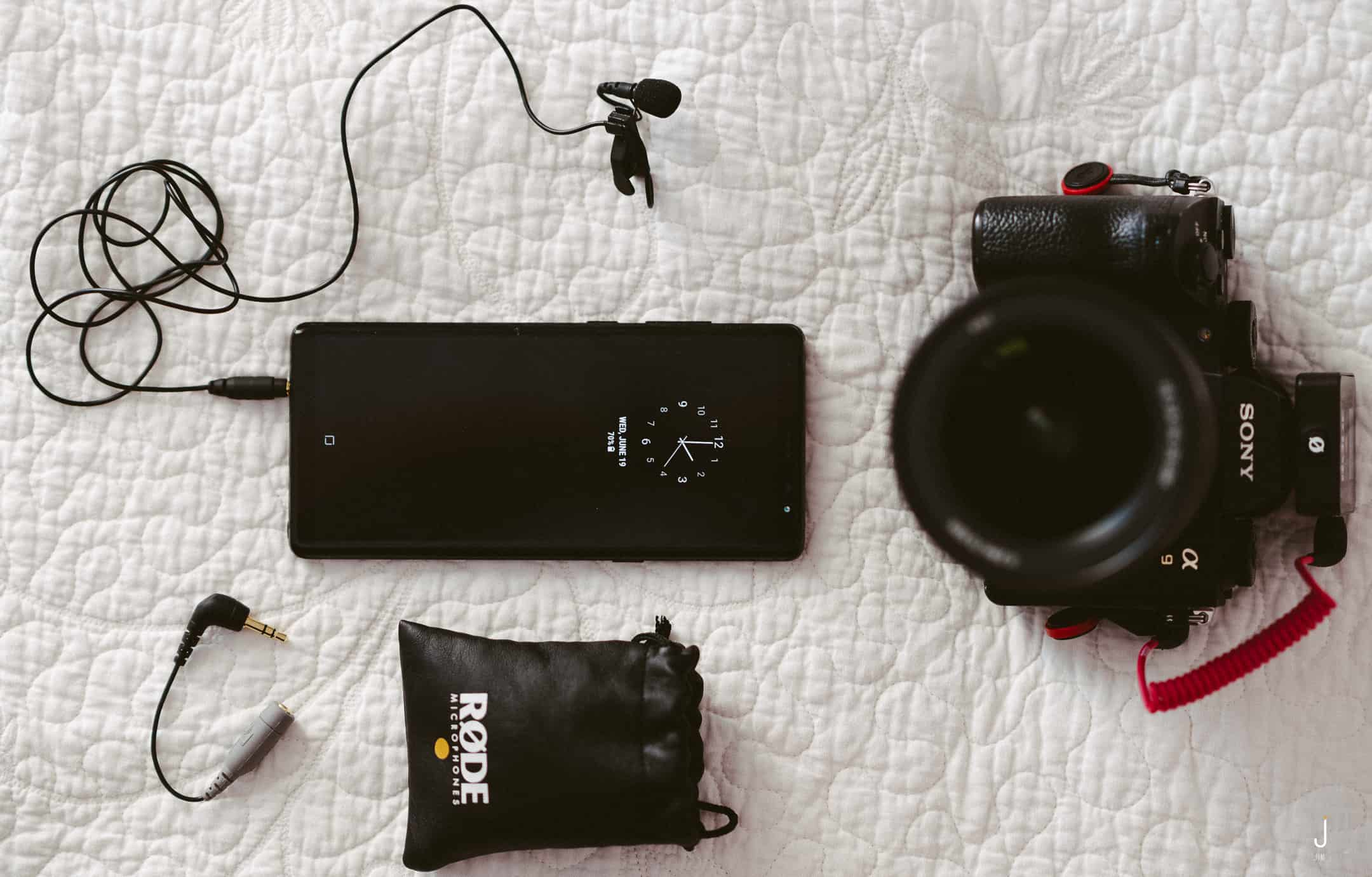 The RØDE Smartlav Mic needs to be connected to a smartphone