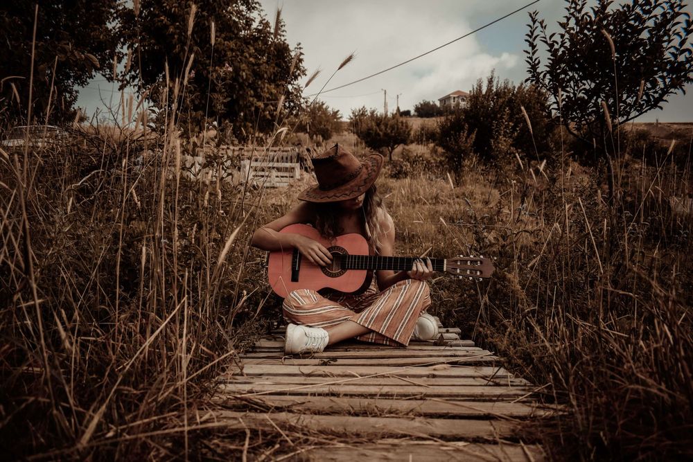 Mulher Segurando Uma Guitarra Sentada Na Doca