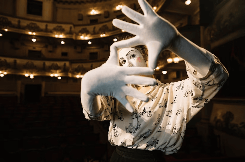 profissional de mímica olhando para a câmera e fazendo um quadrado em menção ao enquadramento da foto com as mãos