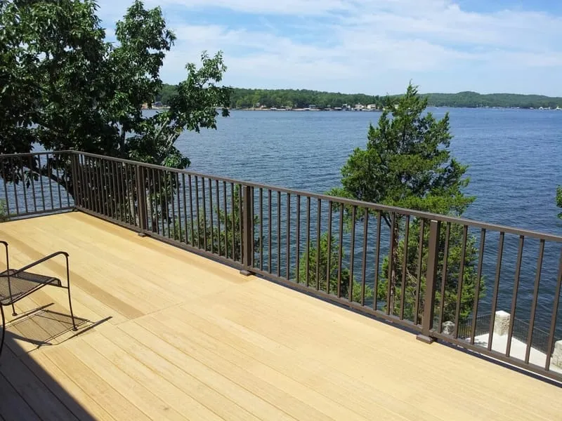 MIDWEST DISTRIBUTOR RAILFORT ADDS DSI RAILINGS