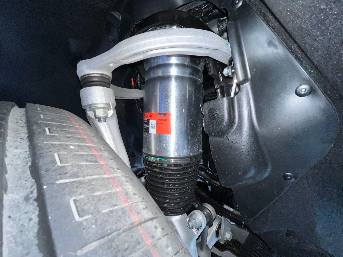 BWI supplies the air-spring/damper module fitted to the M-HERO X700.