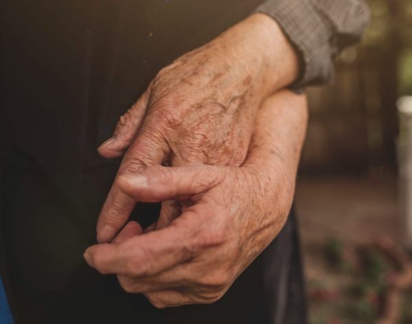 Who lives longer on Hospice?