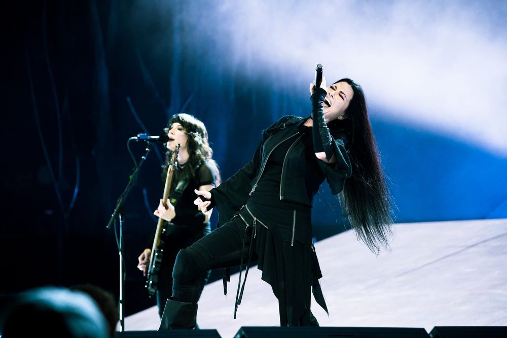 Front woman Amy Lee of Evanescence singing passionately.