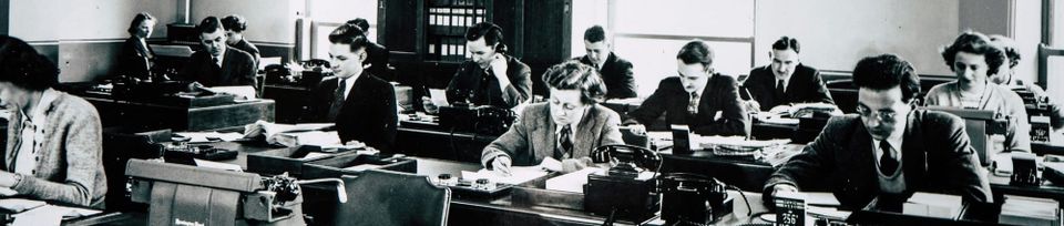 „Schwarz-weiß Fotografie eines Großraumbüros in den 1950er Jahren mit vielen Menschen an Schreibtischen, Symbol für den Wandel von Arbeitswelt und Berufen.“