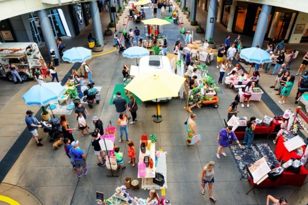 🥃 Magic cocktails | Sunday shopfest | Punkageddon | Tipsy opera | Cringe emo flick | Freebies! | Dog yoga