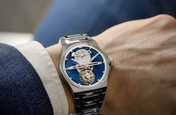 Antarctique Tourbillon Cosmic Blue reveals depth through design and mechanics