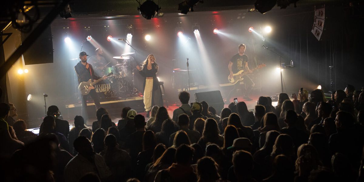 LIVE: Danielle Bradbery Brings ‘A Special Place’ To West Michigan