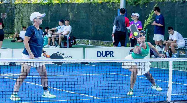 How to Target the Weaker Player in Pickleball Doubles Strategically and Legally
