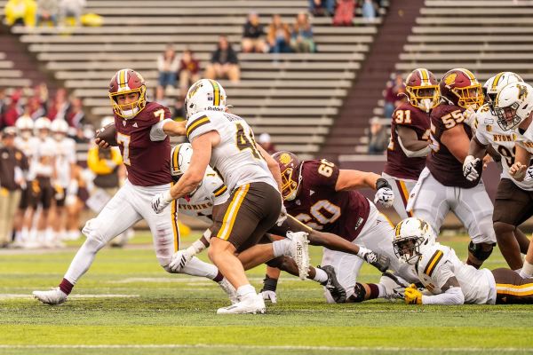 FINAL: Central Michigan bullies Wyoming, rushes for 340 in 24-10 win