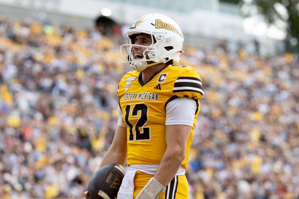 Broc Lowry's career passing day powers Western Michigan to 38-7 win vs. Kent State