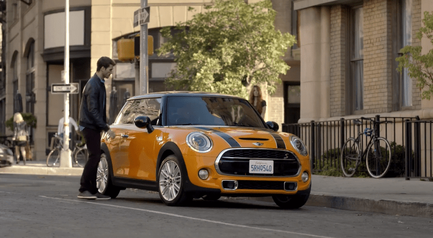 Spike trifft den neuen MINI.