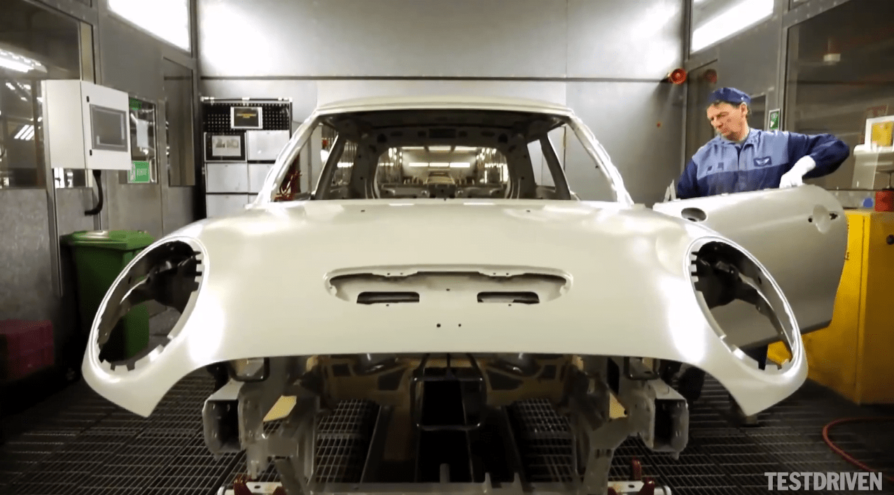 Die Grundfarbe wird angebracht.