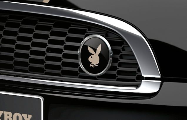 Playboy_Badge_im_Kuehlergrill_636x410